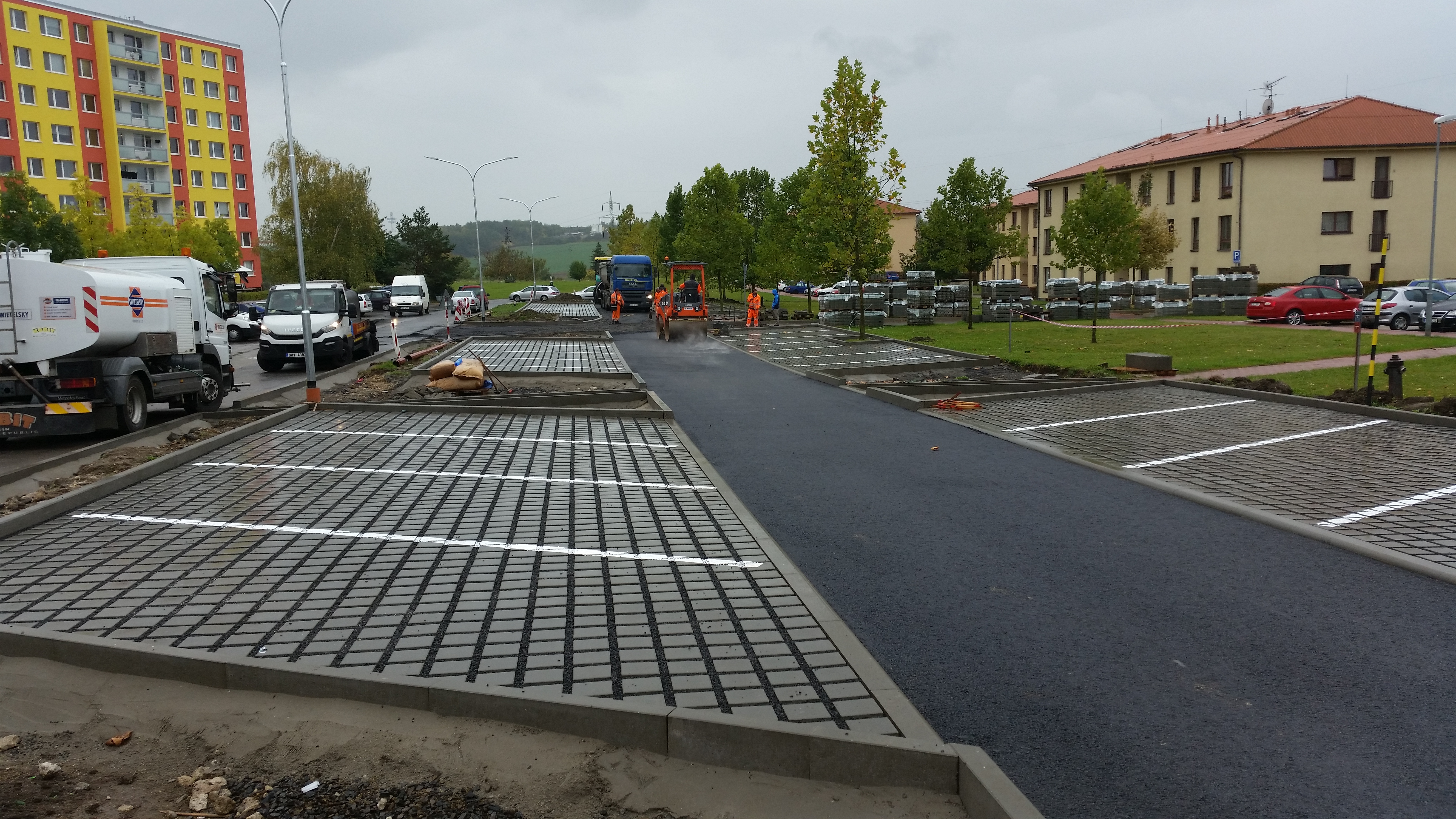 Roudnice nad Labem – výstavba parkovacích stání v ul. Neklanova–Okružní - Vei- og brobygging