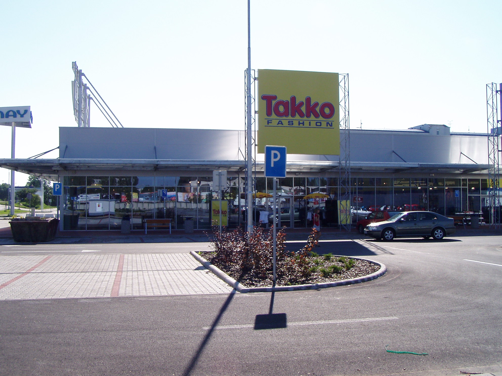 Nákupné stredisko Family Center Komárno / obchodné centrá - Bygningskonstruksjon