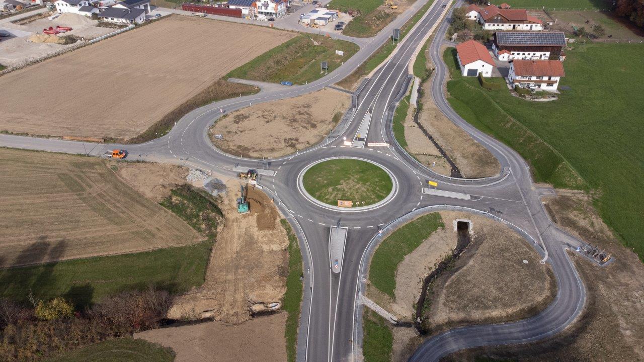 Die Bauarbeiten zum Ausbau der Bundesstraße B 588 zwischen Reischach und der Bezirksgrenze sind abgeschlossen. - DE