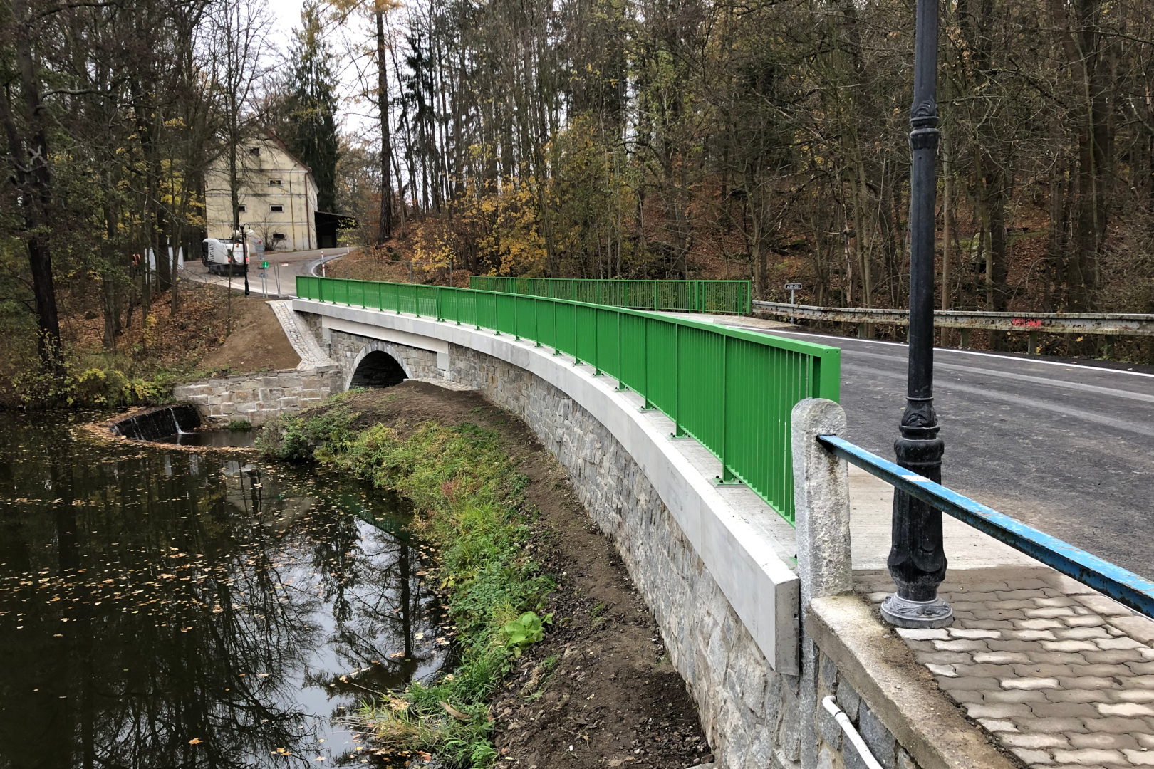Kamenice na Lipou – oprava mostu na hrázi Zámeckého rybníka - Vei- og brobygging