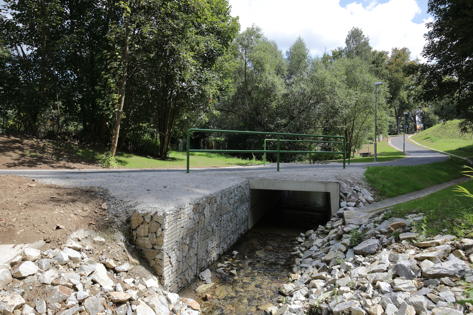 Velešín – výstavba stezky a podchodu pod silnicí I/3 - Vei- og brobygging