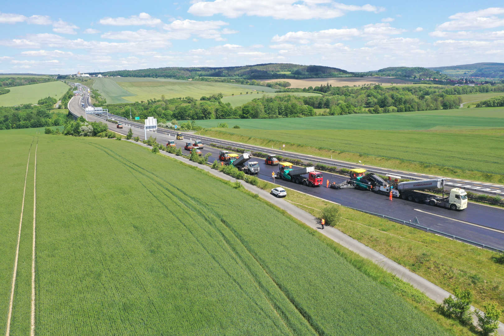 Dálnice D5 – oprava asfaltového krytu vozovky v km 67,330–76,570 P a 76,570–64,550 L - Vei- og brobygging