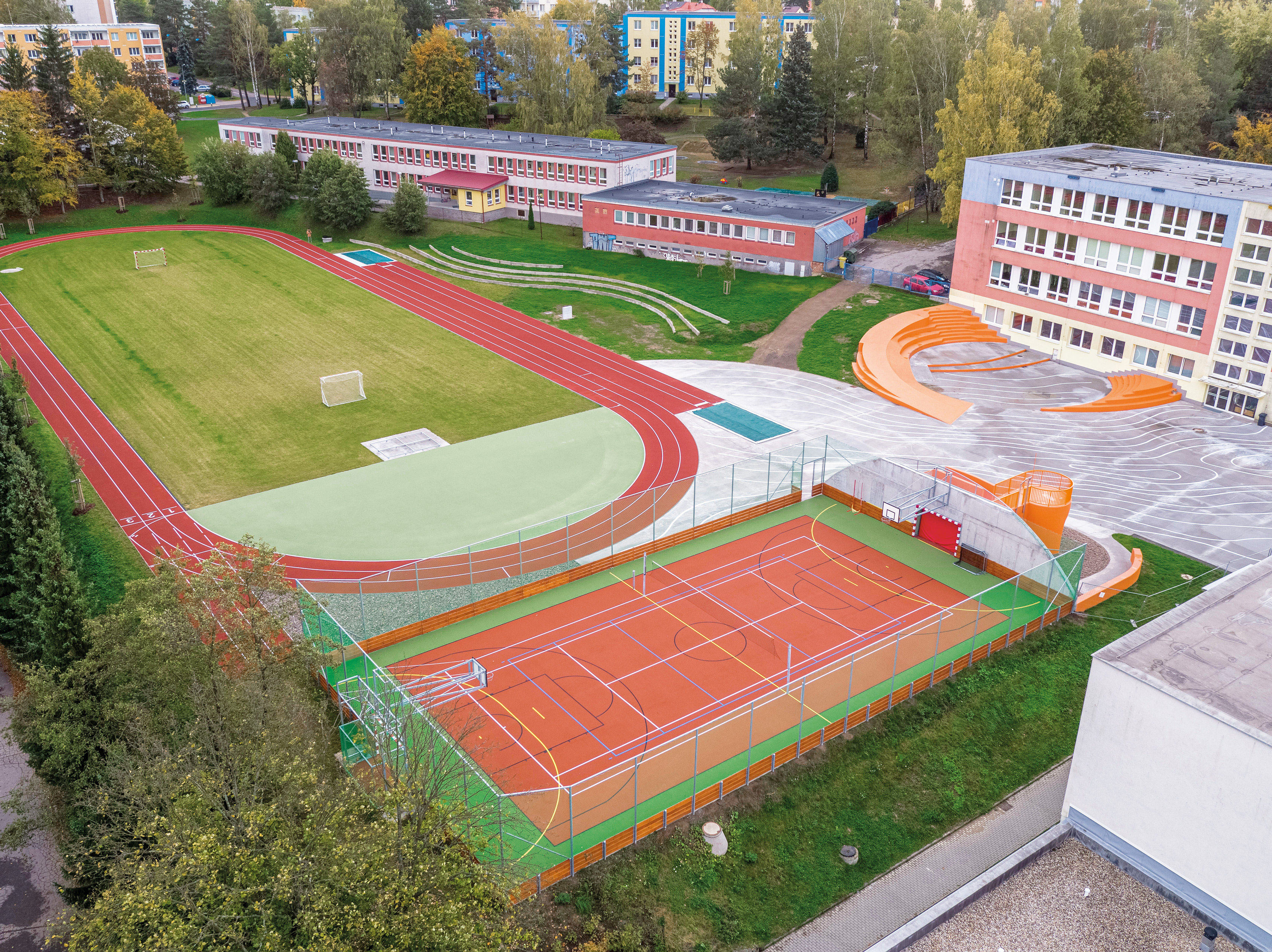 Sportoviště základní školy, Švermova - Anleggsvirksomhet
