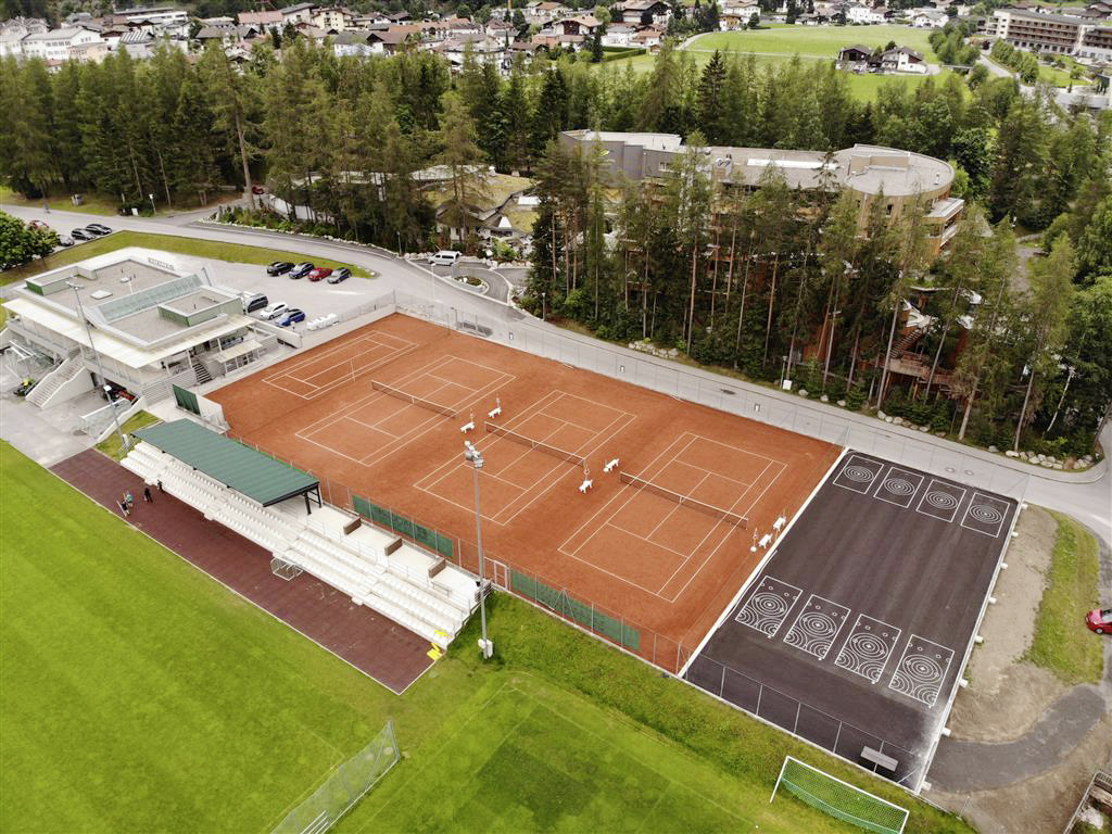 Tennisplatz, Längenfeld - Anleggsvirksomhet