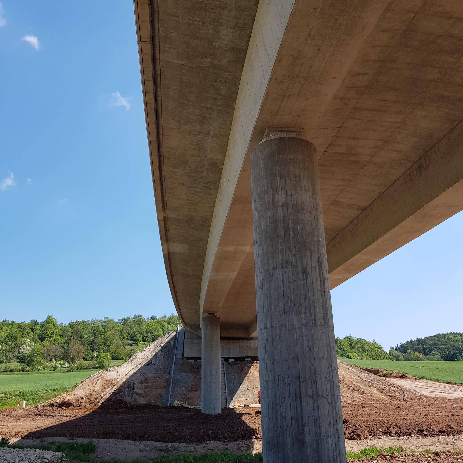 Dálnice D6, obchvat Řevničova – stavba mostu na přeložce silnice - Vei- og brobygging