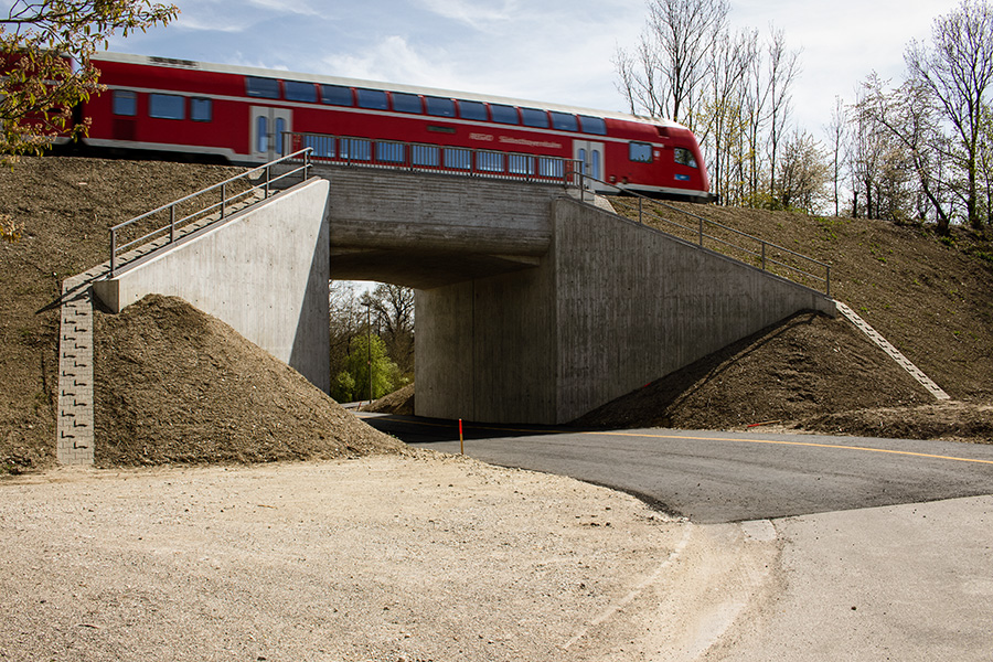 Eisenbahnüberführung Walpertskirchen - Vei- og brobygging