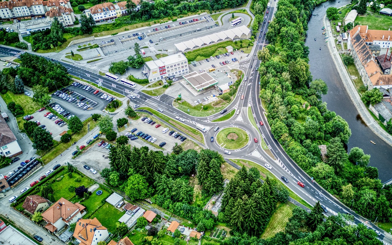 Český Krumlov – výstavba okružní křižovatky pod autobusovým nádražím - Vei- og brobygging