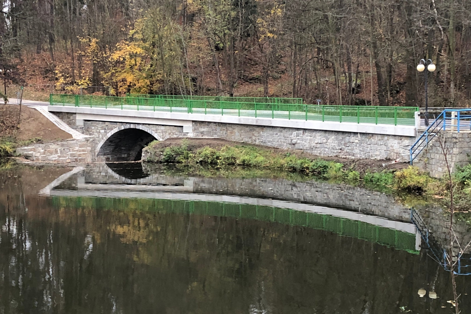 Kamenice na Lipou – oprava mostu na hrázi Zámeckého rybníka - Vei- og brobygging
