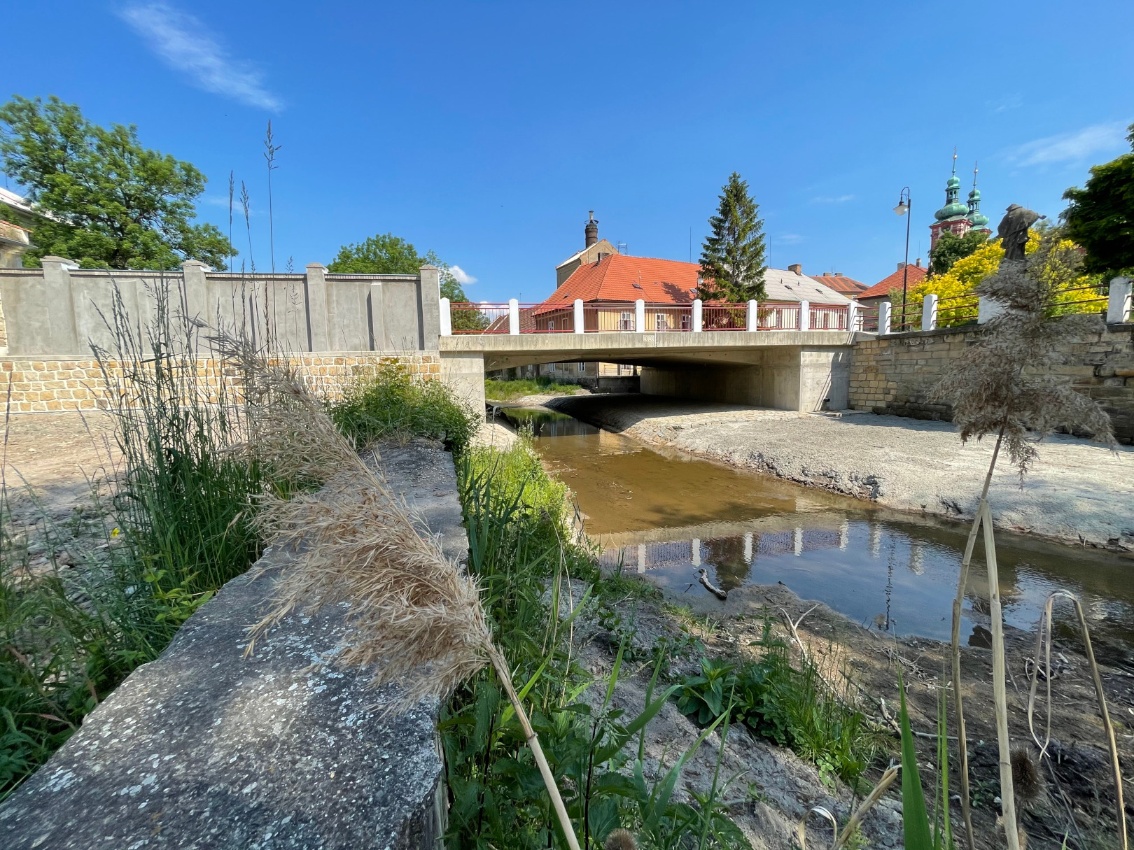 Silnice II/118, Zlonice – rekonstrukce mostu a opěrných zdí - Vei- og brobygging