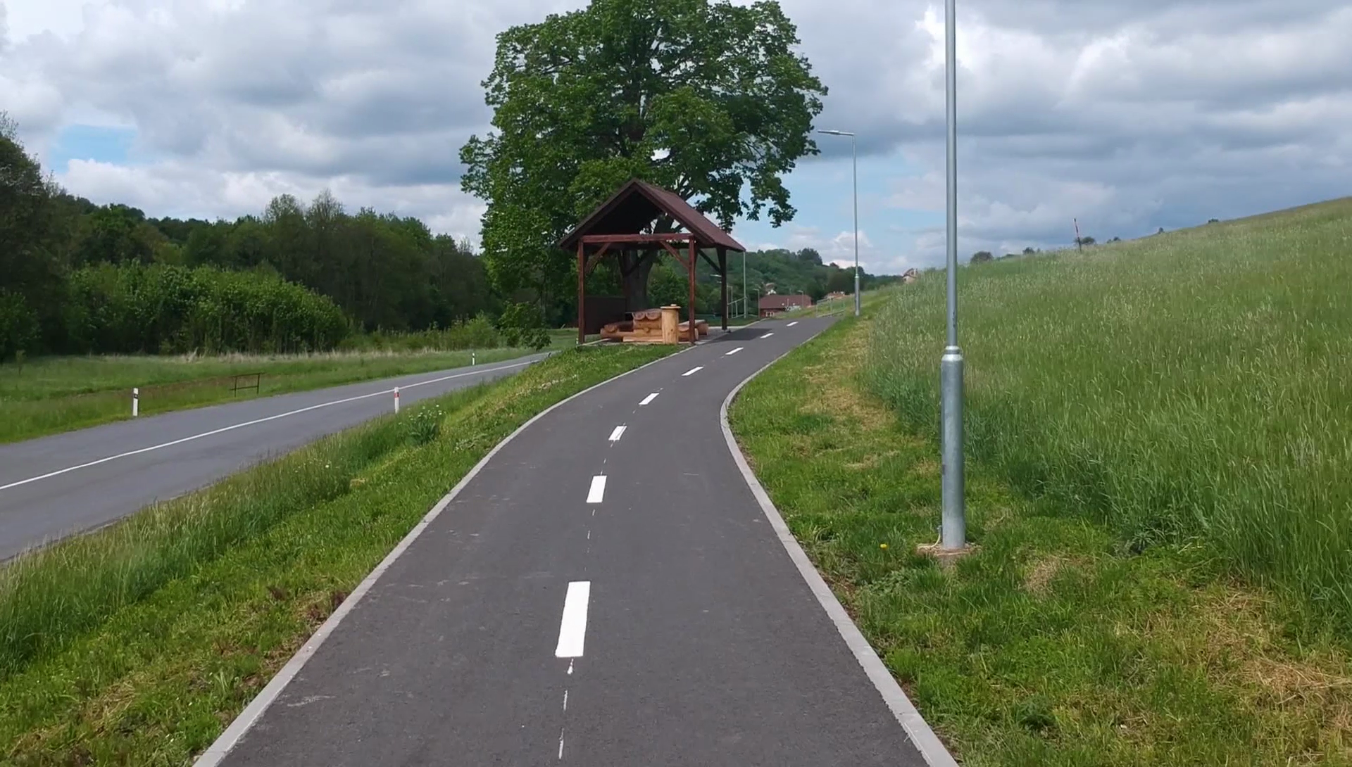  Stezka pro chodce a cyklisty v úseku Hřivínův Újezd – Kaňovice - Vei- og brobygging