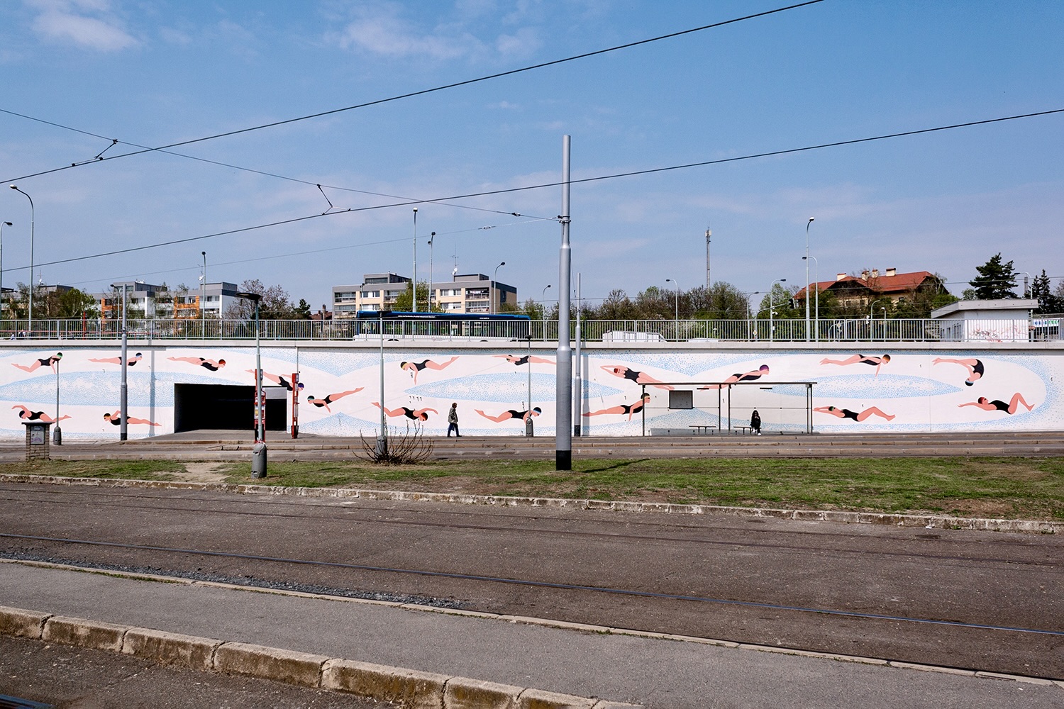 Praha 15, ul. Průmyslová – rekonstrukce opěrné zdi - Vei- og brobygging