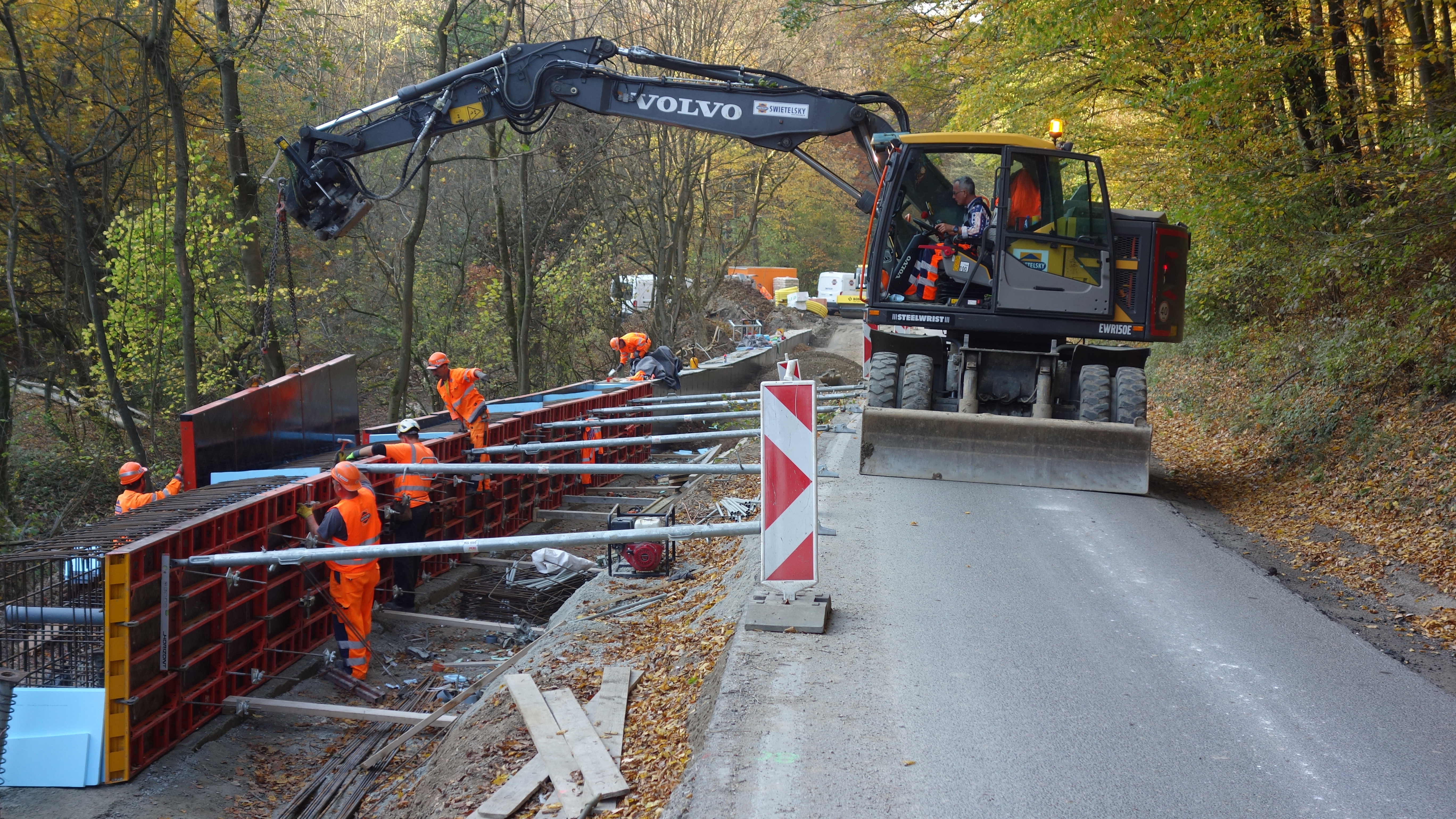 Stabilizácia cestného telesa kotevným múrom na ceste II/516 v km 5,909 - 6,209 (300 m) - Vei- og brobygging