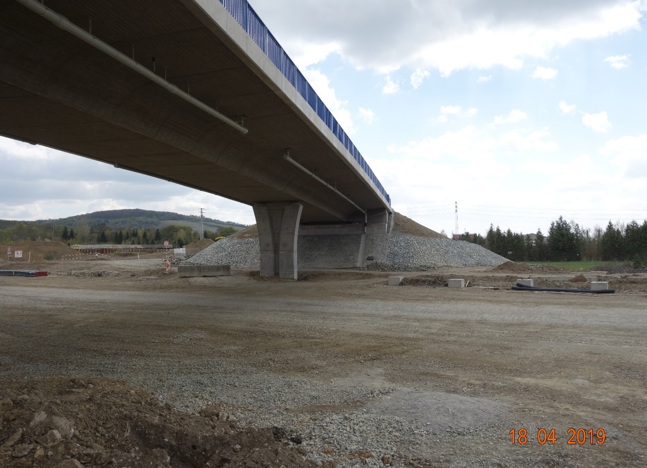214-00 Most v km 7,240 na ceste III/050201 nad diaľnicou D1 Budimír - Bidovce (85,40 m) - Vei- og brobygging