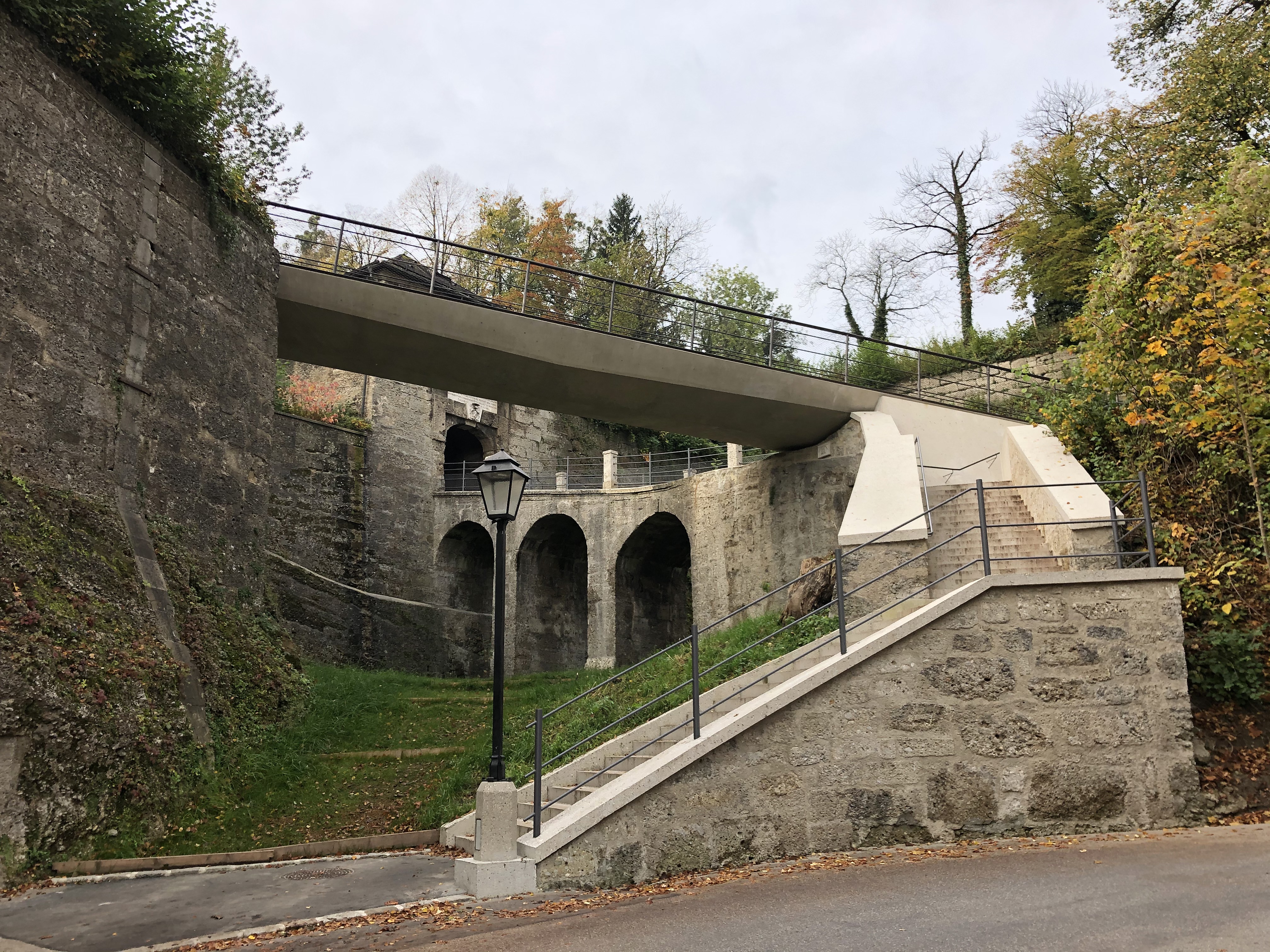 Neuba Brücke Monikapforte am Mönchsberg, Salzburg - Vei- og brobygging